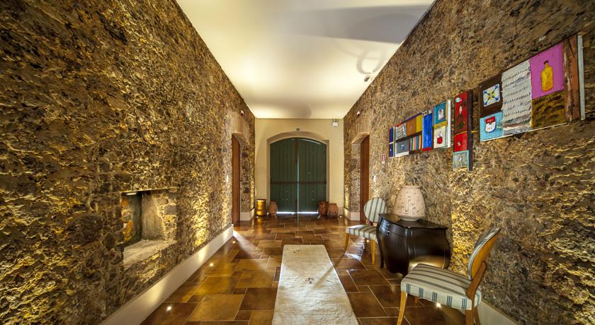 Indoor view of accommodation option quintas das pedras in Belem.