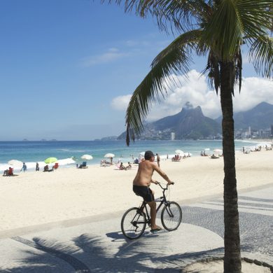 Cycliste sur la plage d'Ipanema Rio de Janeiro