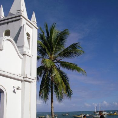 The church in front of the Praia do Forte beach.